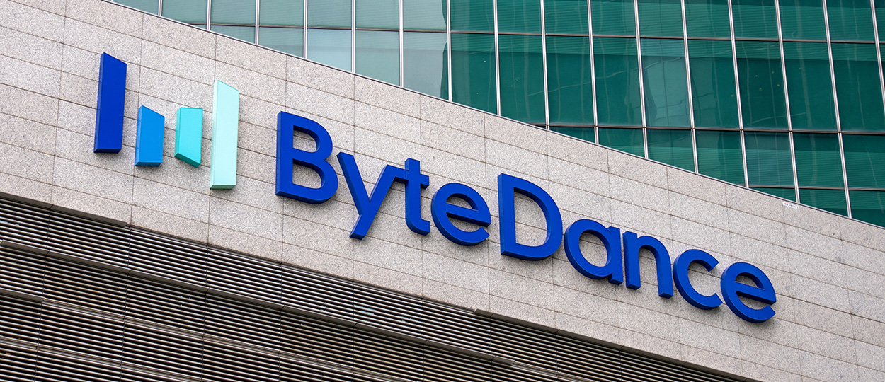 Das Bild zeigt das Logo und den Namen "ByteDance" an der Fassade eines Gebäudes, was darauf hinweist, dass es sich um die Büros des Technologieunternehmens handelt. | Nur zur redaktionellen Nutzung. Quelle: tang90246 - stock.adobe.com