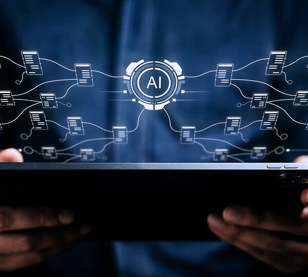 Ein Mann hält ein Tablet in den Händen. Eine stilisierte Grafik zeigt die Verbindungen von AI und Content.