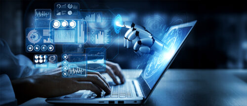 Ein menschlicher Arm im Vordergrund bedient ein Laptop, während eine grafische Darstellung von fortschrittlichen technologischen und analytischen Schnittstellen mit einem Roboterarm, der aus dem Bildschirm ragt, interaktiv zu sein scheint.