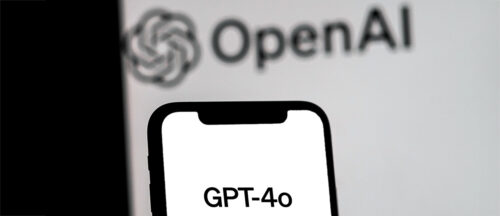 OpenAI-Logo ist im Hintergrund zu sehen, davor ein Smartphone mit Schriftzug: GPT-4o.