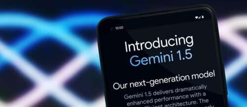 Auf dem Smartphone steht ein Text über Google Gemini 1.5.
