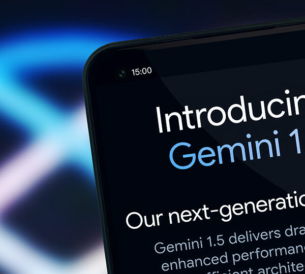Auf dem Smartphone steht ein Text über Google Gemini 1.5.