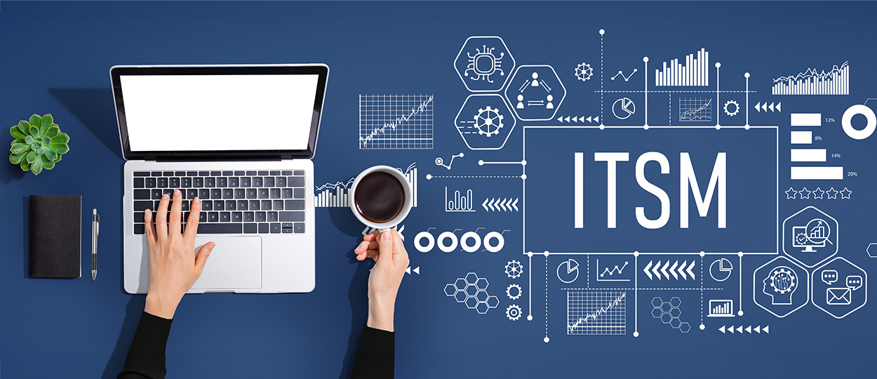 Das Bild zeigt eine Draufsicht auf einen Arbeitsplatz mit Laptop, Notizbuch und Kaffeetasse, daneben grafische Darstellungen und das Akronym ITSM, was für IT Service Management steht.