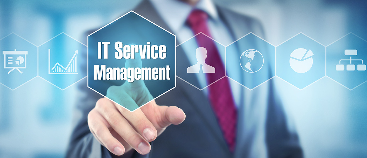 Das Bild stellt eine Person im Anzug dar, die auf eine digitale Benutzeroberfläche mit dem Schriftzug "IT Service Management" und zugehörigen Management-Symbolen zeigt.