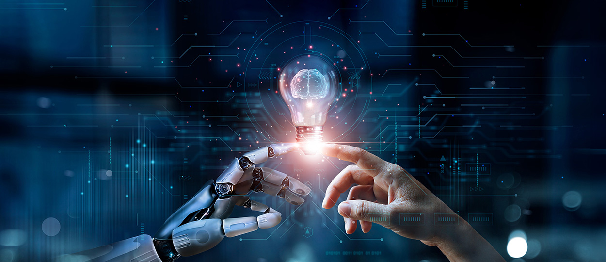 Das Bild zeigt die symbolische Darstellung einer Zusammenarbeit zwischen Mensch und Roboter, wobei eine menschliche Hand und ein Roboterarm aufeinander zugehen und gemeinsam eine Glühbirne halten, die das menschliche Gehirn symbolisiert, eingebettet in eine futuristische digitale Benutzeroberfläche.