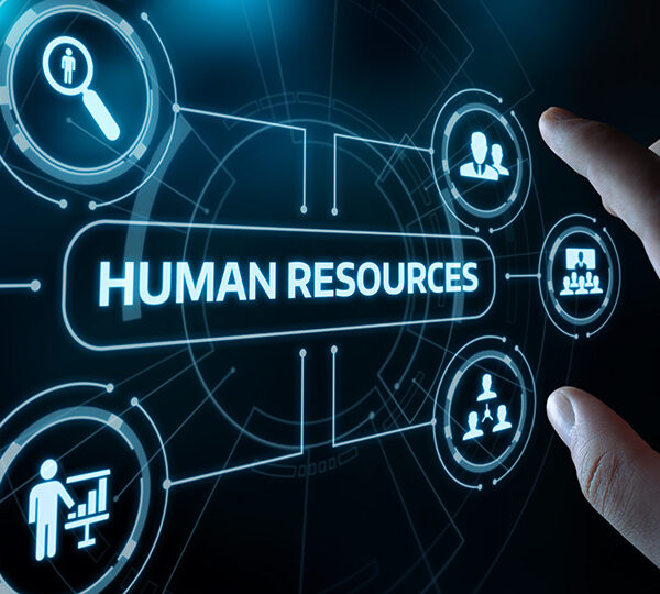 Das Bild zeigt eine Hand, die auf ein futuristisches Interface tippt, welches verschiedene Symbole und den Schriftzug "HUMAN RESOURCES" anzeigt und damit auf digitale Technologien im Personalwesen hinweist.