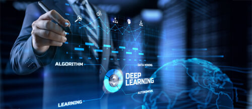 Bildbeschreibung: Die Abbildung zeigt eine Person, die mit einem Stylus eine futuristische digitale Schnittstelle bedient, auf der Begriffe und Diagramme im Zusammenhang mit Deep Learning und Datenanalyse dargestellt sind.