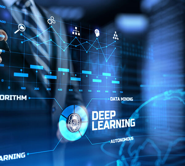 Bildbeschreibung: Die Abbildung zeigt eine Person, die mit einem Stylus eine futuristische digitale Schnittstelle bedient, auf der Begriffe und Diagramme im Zusammenhang mit Deep Learning und Datenanalyse dargestellt sind.