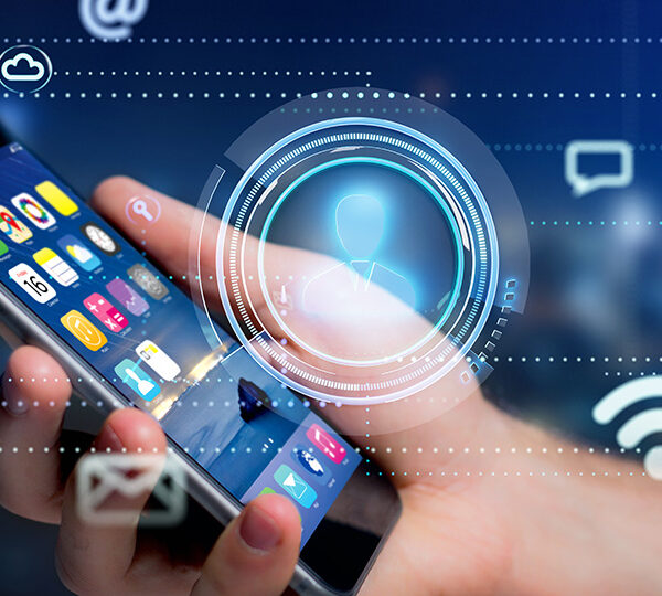 Das Bild zeigt eine Hand, die ein Smartphone hält, umgeben von Symbolen und Grafiken, die verschiedene Arten der digitalen Kommunikation und Technologie darstellen.