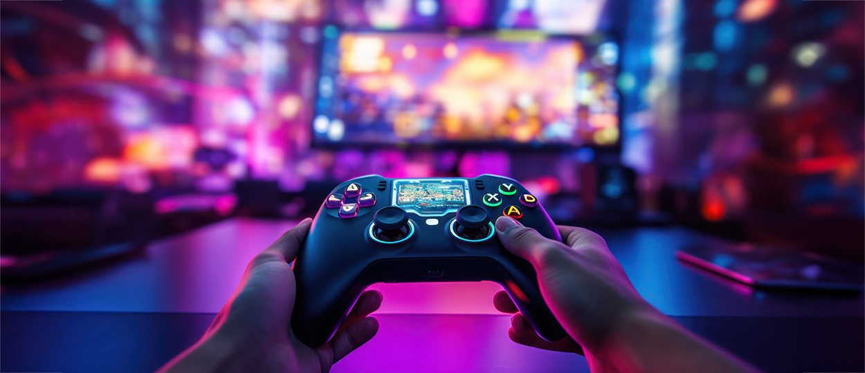 Das Bild zeigt verschiedene Gaming-Zubehörteile, darunter ein Headset, eine VR-Brille, Controller und eine Tastatur, die auf einer Oberfläche mit blauem und pinkfarbenem Licht liegen.