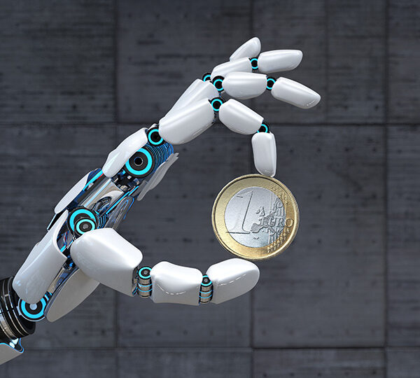 Ein Roboterarm mit einem futuristischen Design hält präzise eine Ein-Euro-Münze zwischen seinen Fingern vor einer Betonwand.