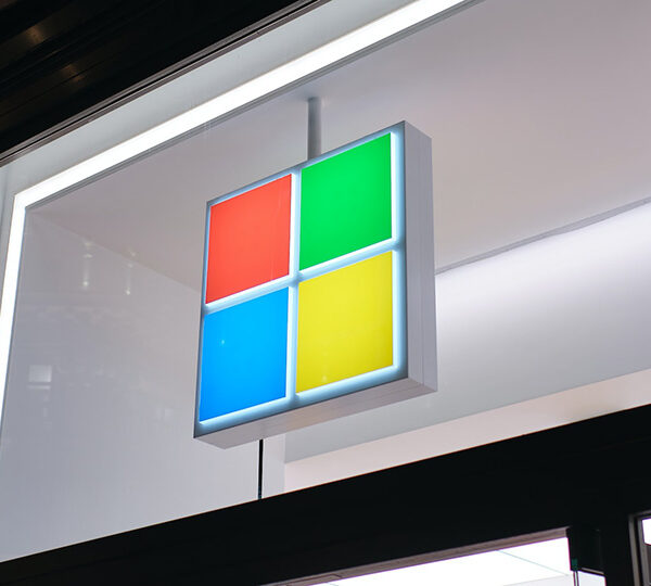 Bildbeschreibung: Microsoft-Logo an einem Geschäft.