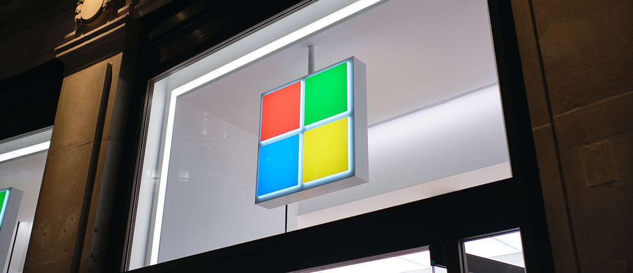 Bildbeschreibung: Microsoft-Logo an einem Geschäft.