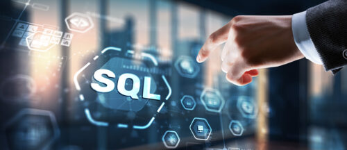 Eine Person deutet mit dem Zeigefinger auf eine holografische Darstellung mit dem Wort "SQL".