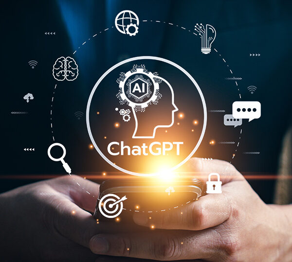 Das Bild zeigt eine symbolische Darstellung der Künstlichen Intelligenz von ChatGPT, die verschiedene Elemente der digitalen Interaktion und Vernetzung in den Fokus nimmt, gehalten in den Händen einer Person, um die Nutzerzentriertheit und Zugänglichkeit der Technologie zu betonen.